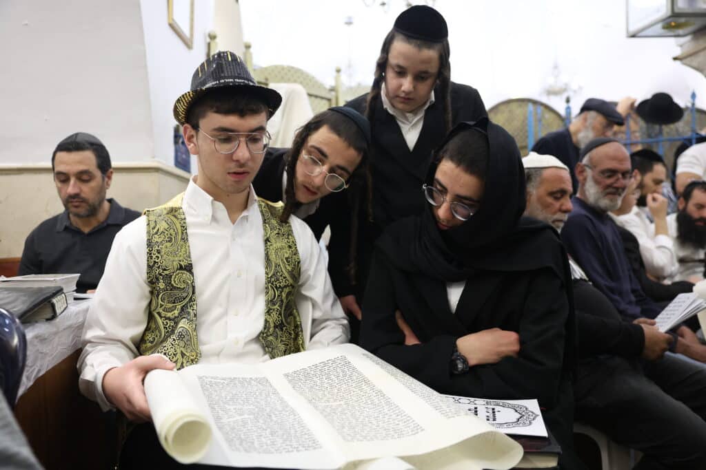 תיעוד: קריאת המגילה והכנות לסעודה בציון הרשב"י במירון