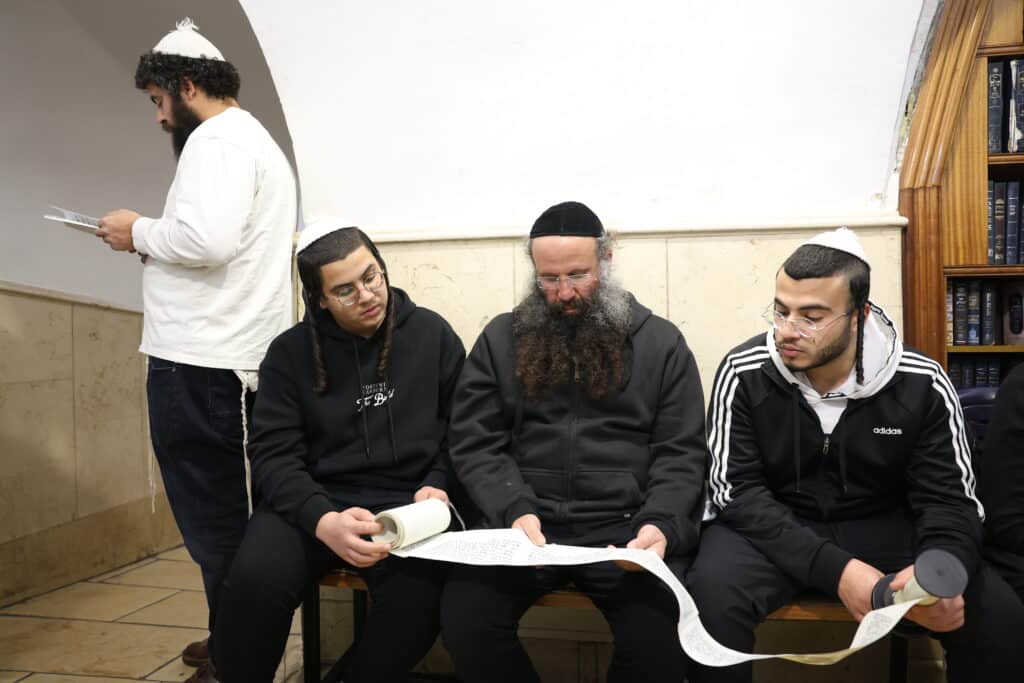 תיעוד: קריאת המגילה והכנות לסעודה בציון הרשב"י במירון