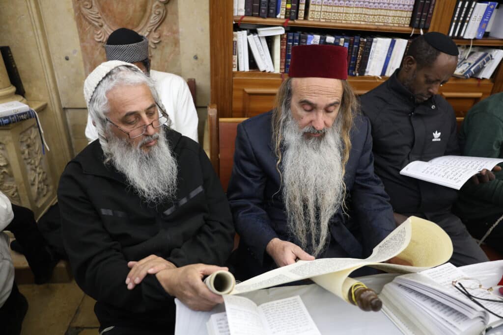 תיעוד: קריאת המגילה והכנות לסעודה בציון הרשב"י במירון