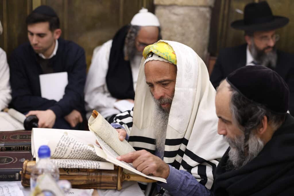 תיעוד: קריאת המגילה והכנות לסעודה בציון הרשב"י במירון