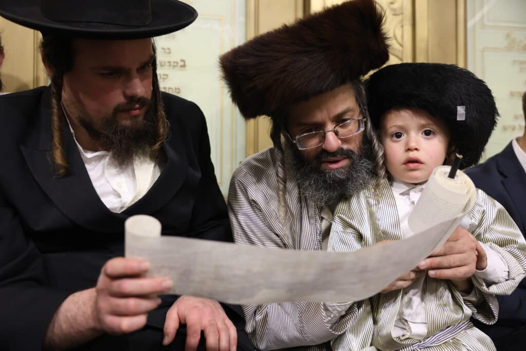 תיעוד: קריאת המגילה והכנות לסעודה בציון הרשב"י במירון