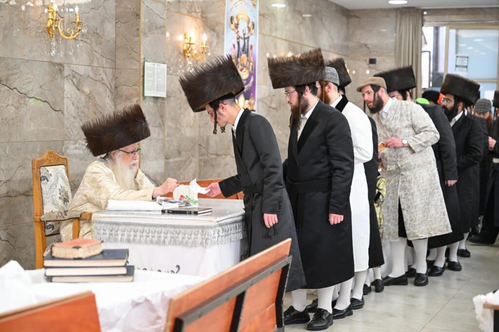 עם גלימת הראשון לציון: כך חגגו בצאנז את ימי הפורים