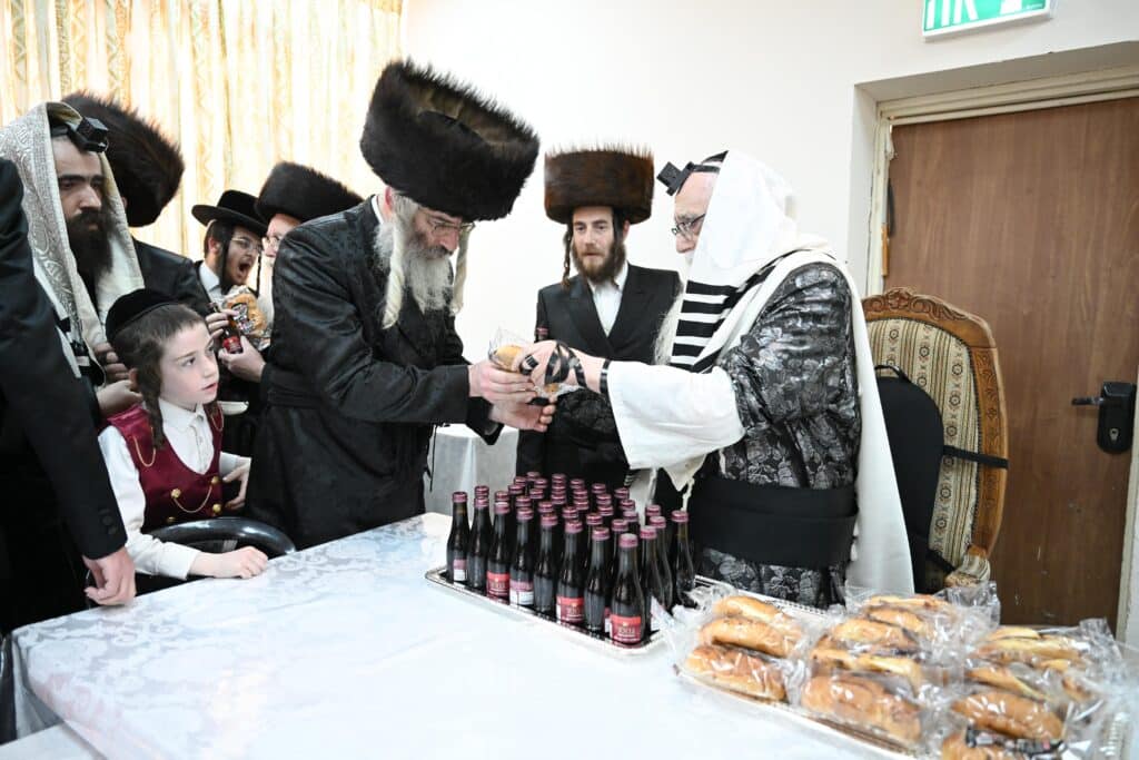 עם גלימת הראשון לציון: כך חגגו בצאנז את ימי הפורים