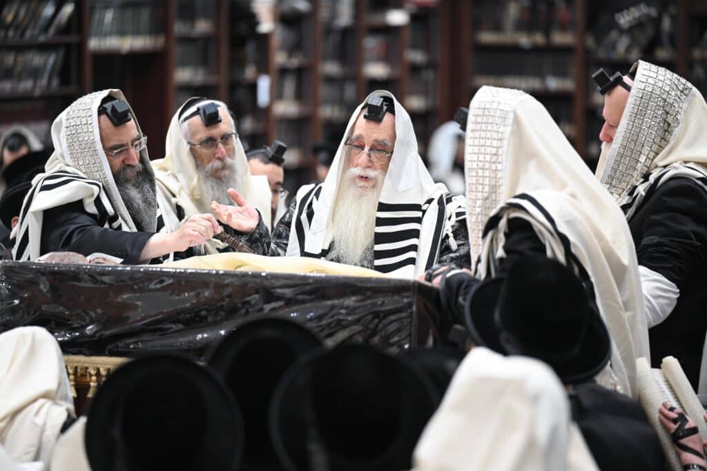 עם גלימת הראשון לציון: כך חגגו בצאנז את ימי הפורים