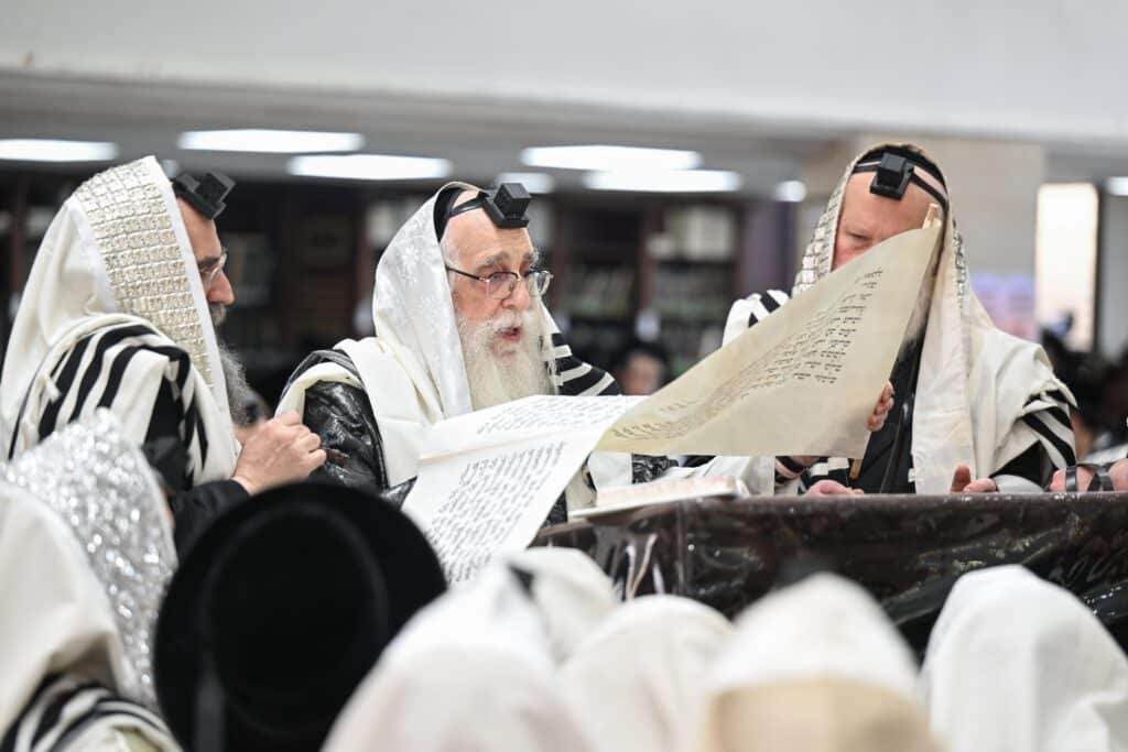 עם גלימת הראשון לציון: כך חגגו בצאנז את ימי הפורים