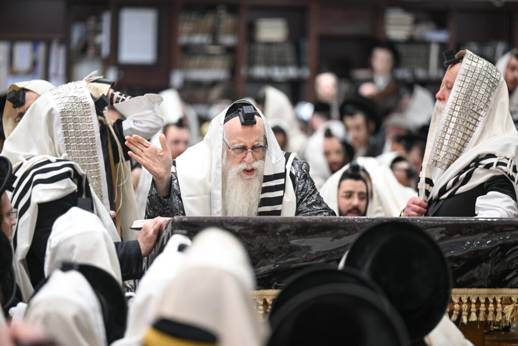 עם גלימת הראשון לציון: כך חגגו בצאנז את ימי הפורים