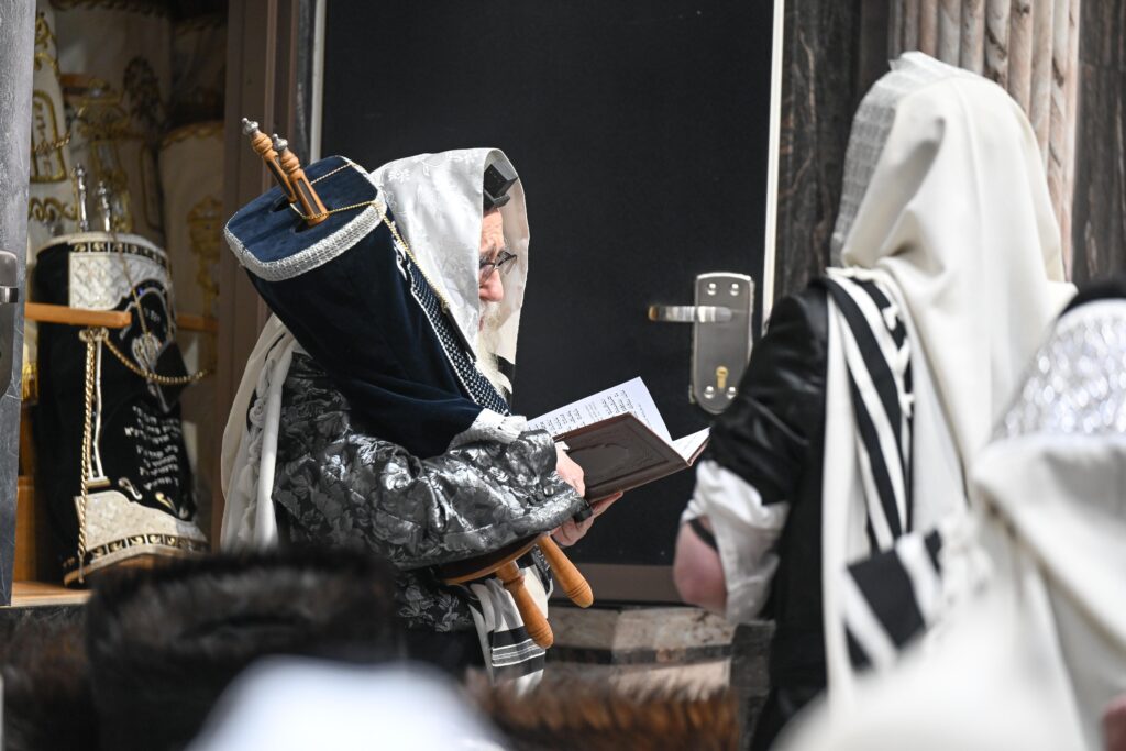 עם גלימת הראשון לציון: כך חגגו בצאנז את ימי הפורים