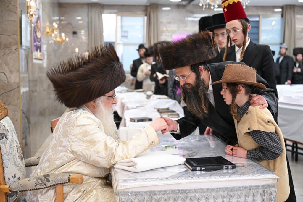 עם גלימת הראשון לציון: כך חגגו בצאנז את ימי הפורים