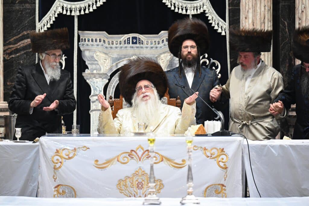 עם גלימת הראשון לציון: כך חגגו בצאנז את ימי הפורים