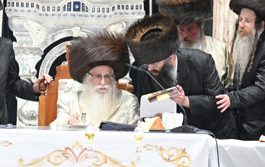 עם גלימת הראשון לציון: כך חגגו בצאנז את ימי הפורים