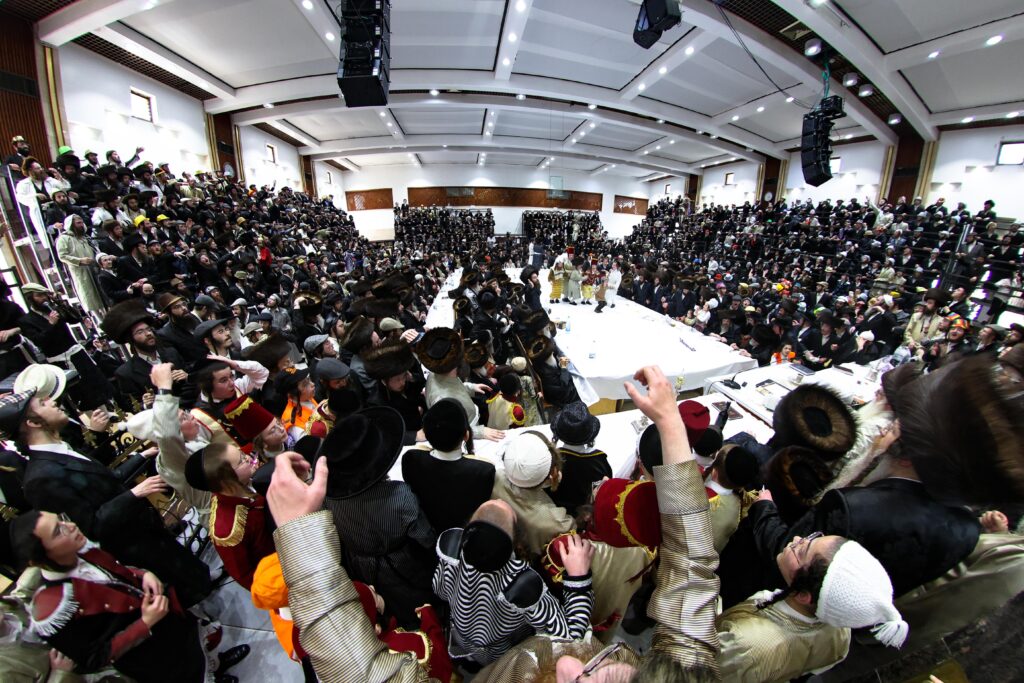 עם גלימת הראשון לציון: כך חגגו בצאנז את ימי הפורים