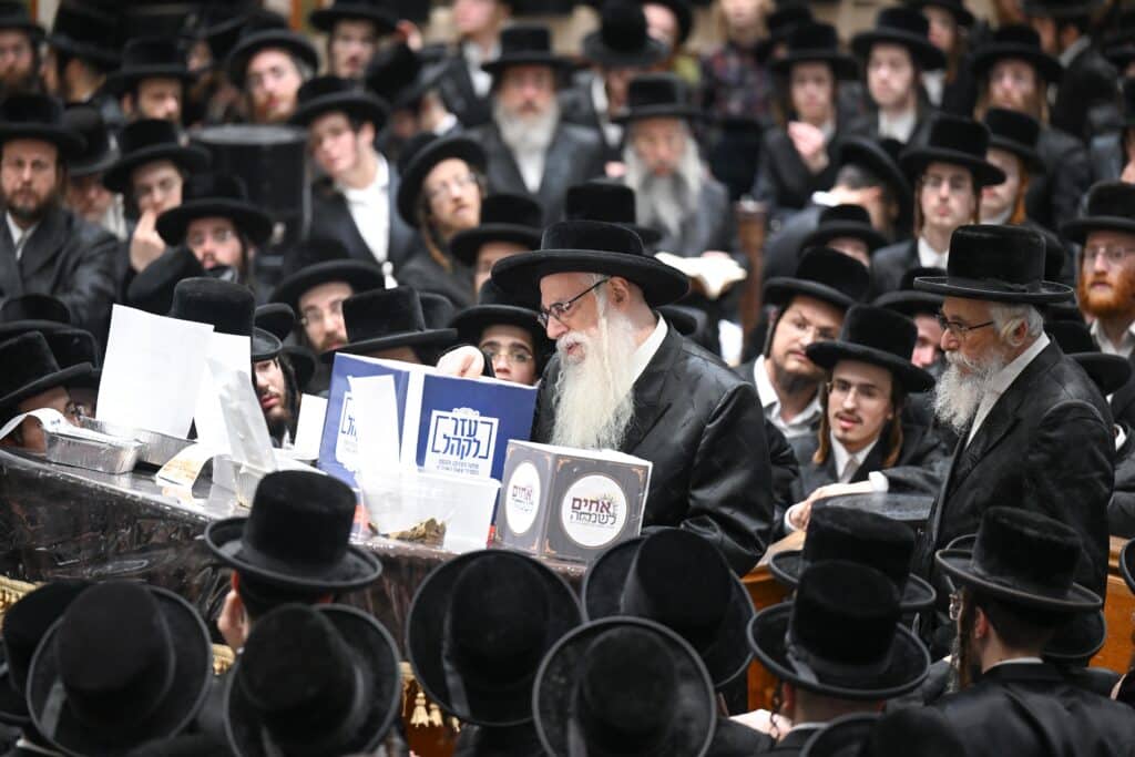 עם גלימת הראשון לציון: כך חגגו בצאנז את ימי הפורים