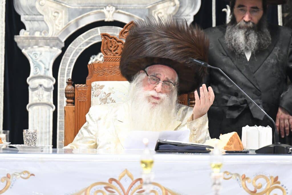 עם גלימת הראשון לציון: כך חגגו בצאנז את ימי הפורים