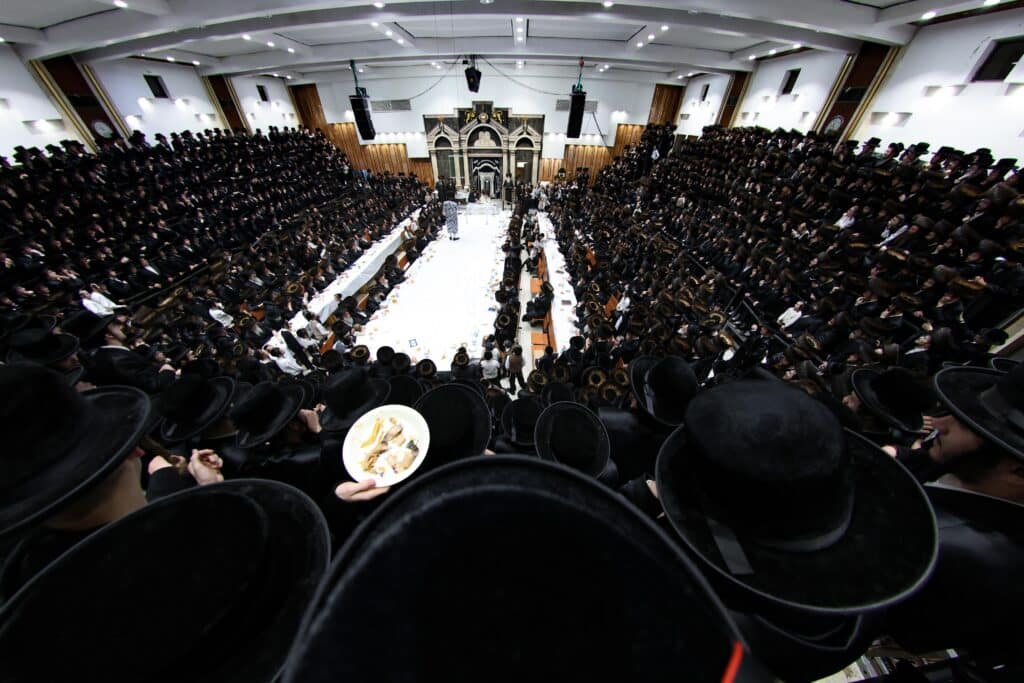 עם גלימת הראשון לציון: כך חגגו בצאנז את ימי הפורים