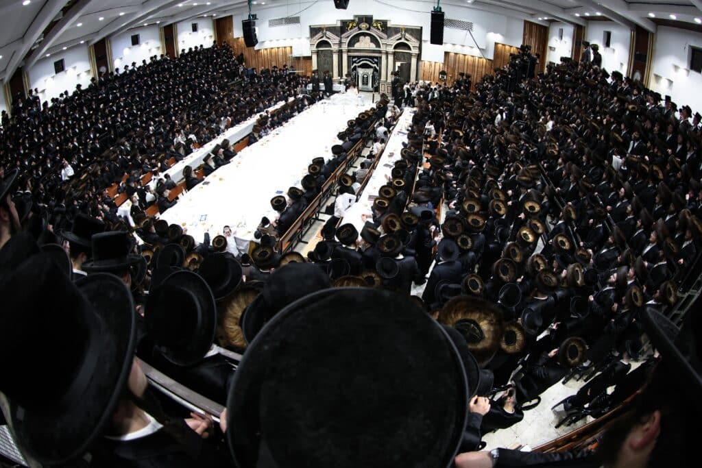 עם גלימת הראשון לציון: כך חגגו בצאנז את ימי הפורים