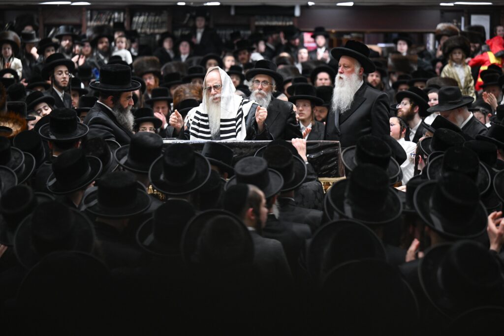 עם גלימת הראשון לציון: כך חגגו בצאנז את ימי הפורים