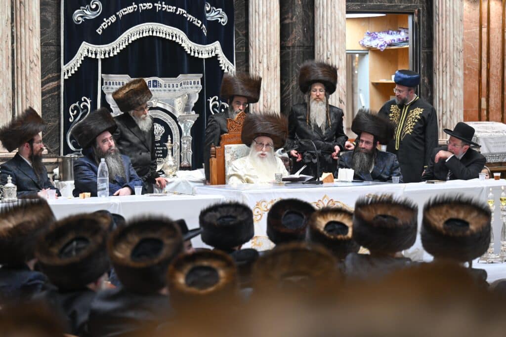 עם גלימת הראשון לציון: כך חגגו בצאנז את ימי הפורים