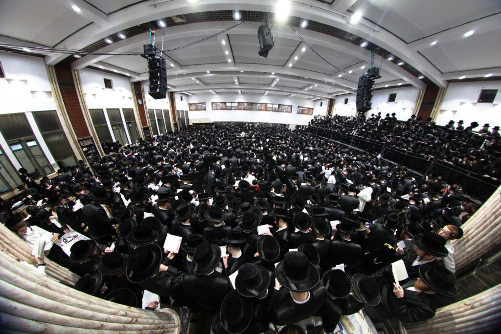 עם גלימת הראשון לציון: כך חגגו בצאנז את ימי הפורים