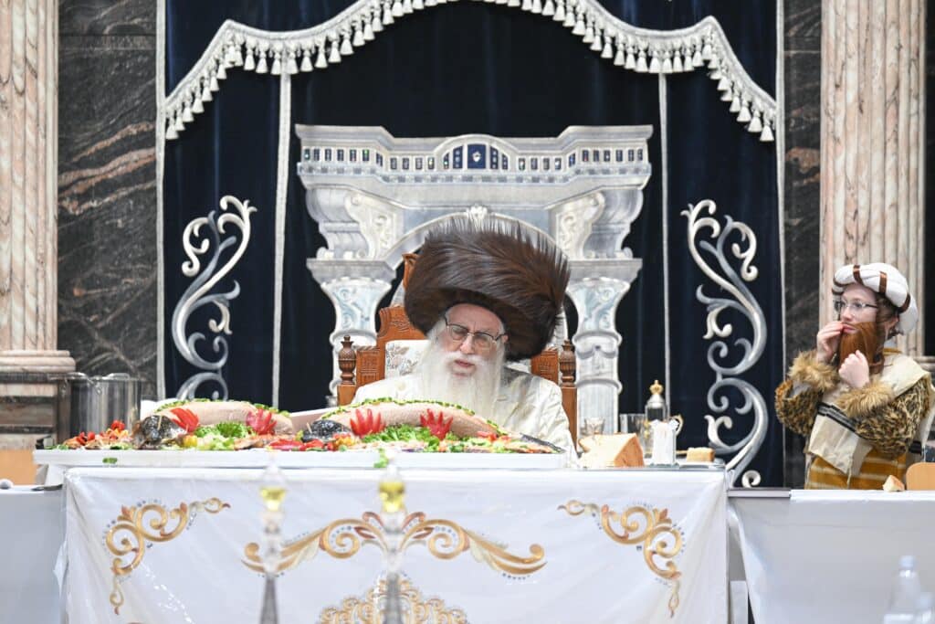 עם גלימת הראשון לציון: כך חגגו בצאנז את ימי הפורים