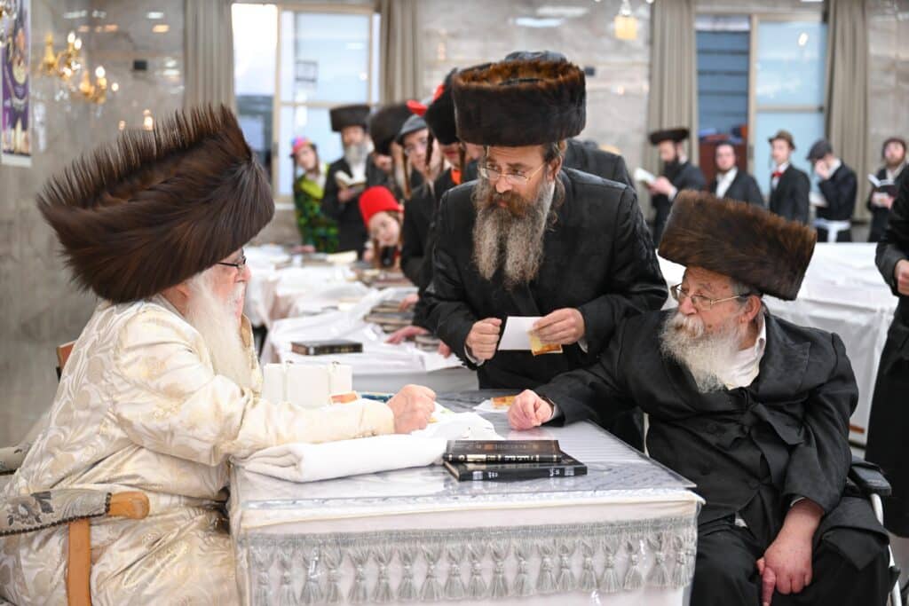 עם גלימת הראשון לציון: כך חגגו בצאנז את ימי הפורים