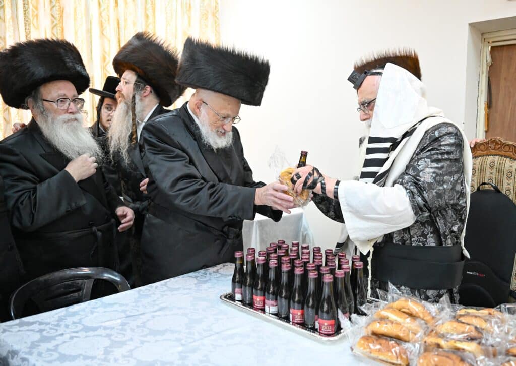 עם גלימת הראשון לציון: כך חגגו בצאנז את ימי הפורים