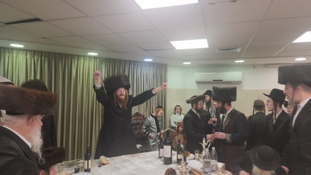 צפו בתיעוד ממשתה היין בפורים דמוקפין בחצר קאליב