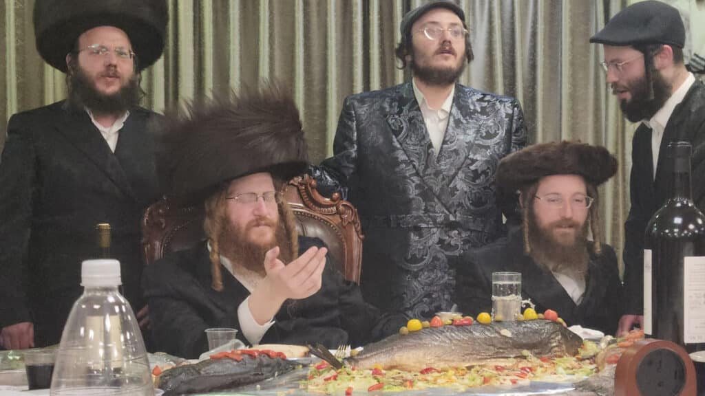 צפו בתיעוד ממשתה היין בפורים דמוקפין בחצר קאליב