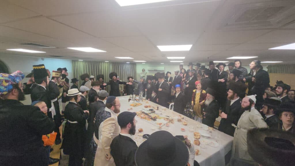 צפו בתיעוד ממשתה היין בפורים דמוקפין בחצר קאליב