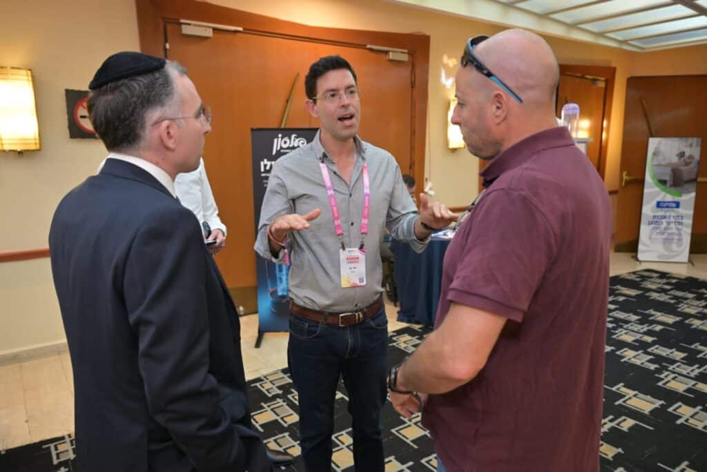 מנכ"ל משרד העבודה בוועידת איגוד בתי האבות 'קדם': "נפעל להכפלת מכסת המטפלים הזרים בענף הסיעוד"