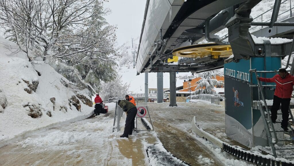 24 ס"מ במפלס התחתון: החרמון התכסה בשלג • תיעוד