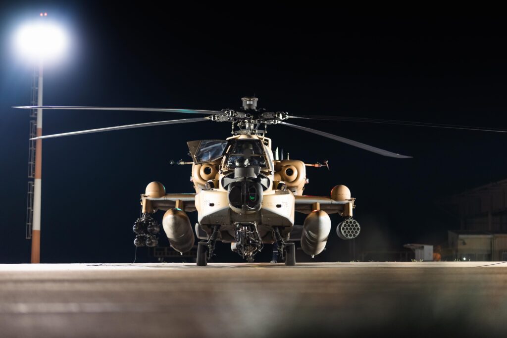 צפו בתיעודים מהמראות מטוסי הקרב ועד רגעי התקיפות בעזה