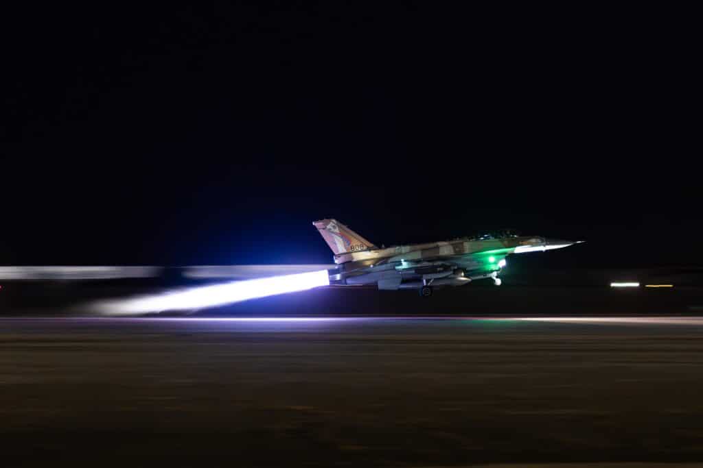 צפו בתיעודים מהמראות מטוסי הקרב ועד רגעי התקיפות בעזה