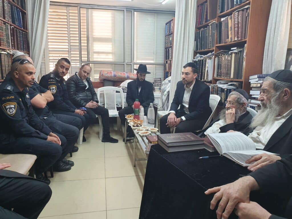 גלריה מסכמת: המונים עלו לנחם את רבני משפחת בן שמעון