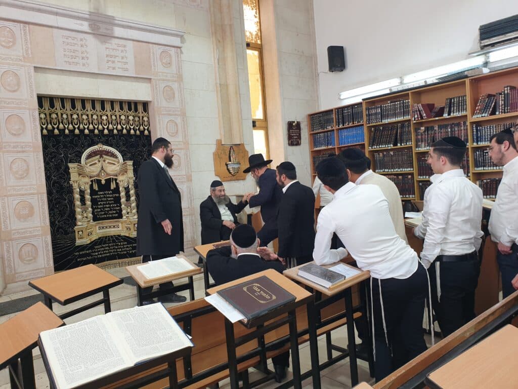 גלריה מסכמת: המונים עלו לנחם את רבני משפחת בן שמעון