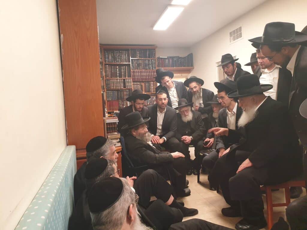 גלריה מסכמת: המונים עלו לנחם את רבני משפחת בן שמעון