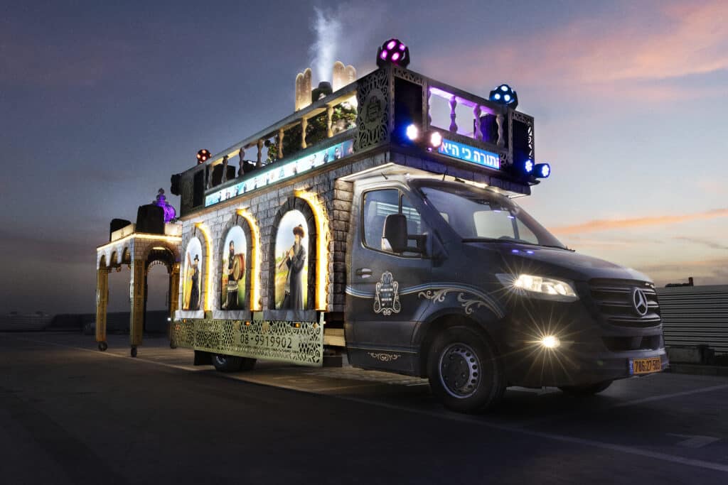 תּוֹרָה רוֹיְס - תְּנוּ כָּבוֹד לַתּוֹרָה