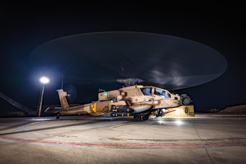 צפו בתיעודים מהמראות מטוסי הקרב ועד רגעי התקיפות בעזה