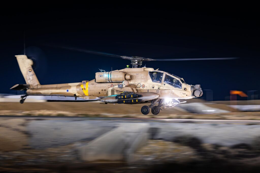 צפו בתיעודים מהמראות מטוסי הקרב ועד רגעי התקיפות בעזה