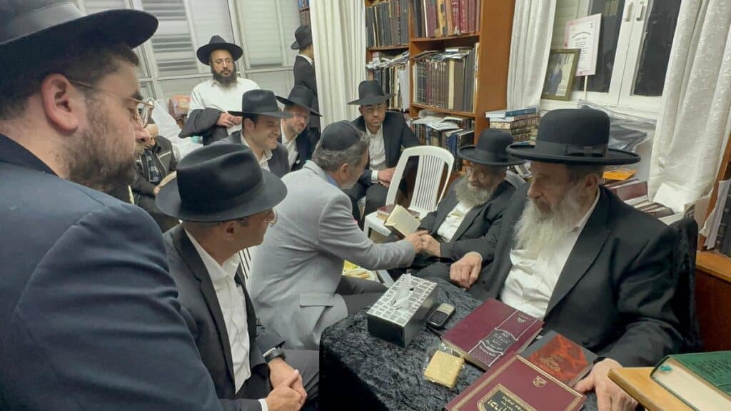 גלריה מסכמת: המונים עלו לנחם את רבני משפחת בן שמעון