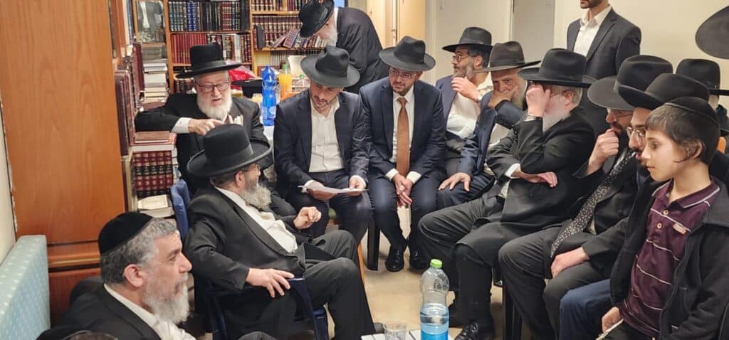 גלריה מסכמת: המונים עלו לנחם את רבני משפחת בן שמעון