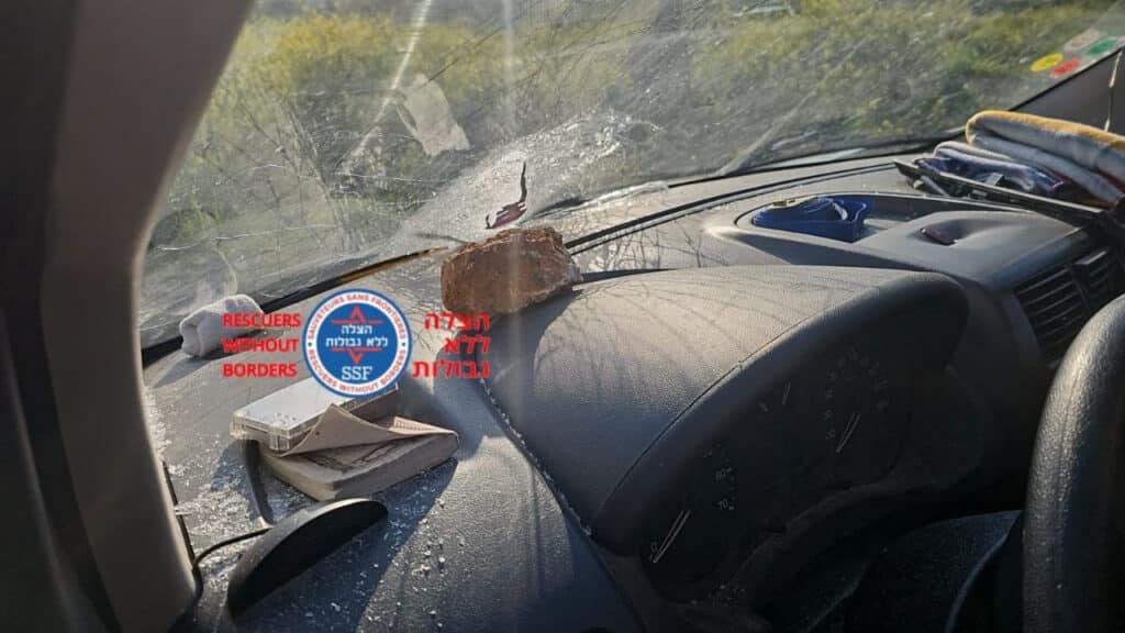 תינוקת נפצעה כתוצאה מזריקת אבנים על רכבה