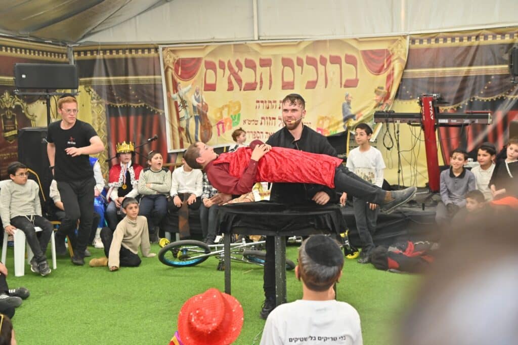 מאות משתתפים בשמחת הפורים בראשות הגר"ד חזות