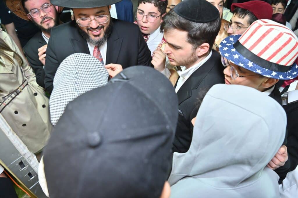 מאות משתתפים בשמחת הפורים בראשות הגר"ד חזות