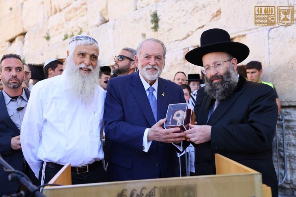 הפתק שטראמפ שיגר הוטמן בין אבני הכותל המערבי הפתק שטראמפ שיגר הוטמן בין אבני הכותל המערבי