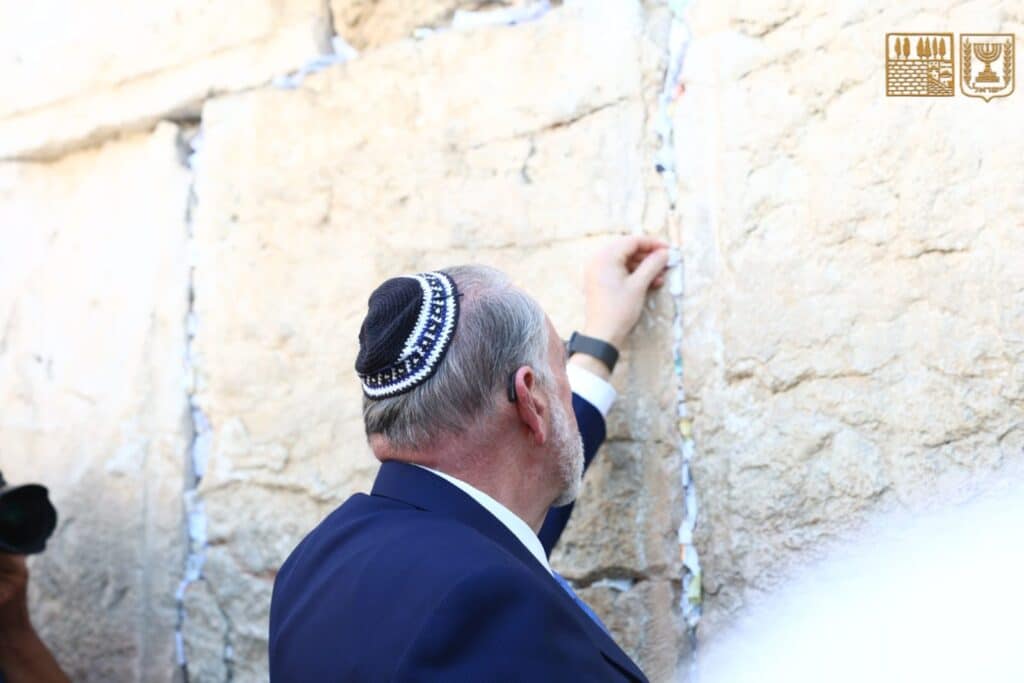 הפתק שטראמפ שיגר הוטמן בין אבני הכותל המערבי הפתק שטראמפ שיגר הוטמן בין אבני הכותל המערבי