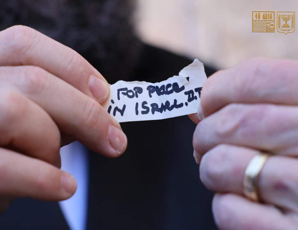 הפתק שטראמפ שיגר הוטמן בין אבני הכותל המערבי הפתק שטראמפ שיגר הוטמן בין אבני הכותל המערבי