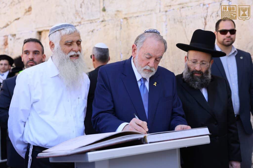 הפתק שטראמפ שיגר הוטמן בין אבני הכותל המערבי הפתק שטראמפ שיגר הוטמן בין אבני הכותל המערבי