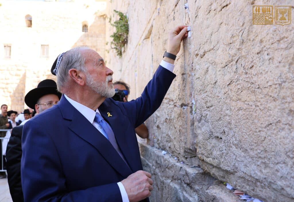 הפתק שטראמפ שיגר הוטמן בין אבני הכותל המערבי הפתק שטראמפ שיגר הוטמן בין אבני הכותל המערבי