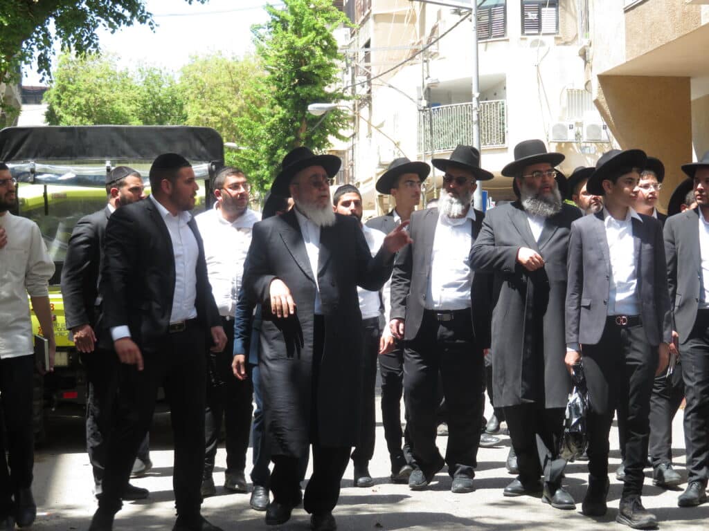 רגעי כאב וגעגוע במסע הלוויה של הגר"מ מאזוז זצוק"ל