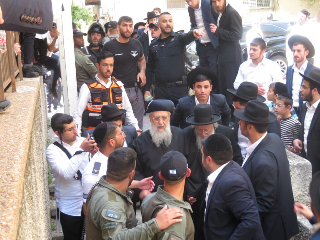 רגעי כאב וגעגוע במסע הלוויה של הגר"מ מאזוז זצוק"ל